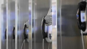 会社に固定電話は必要か？